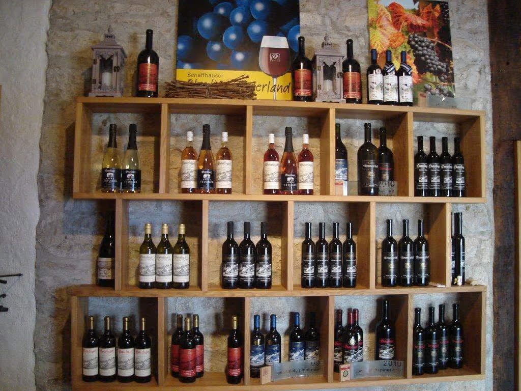 Weinregal im Hirschen-Keller mit Flaschen aus dem eigenen Sortiment